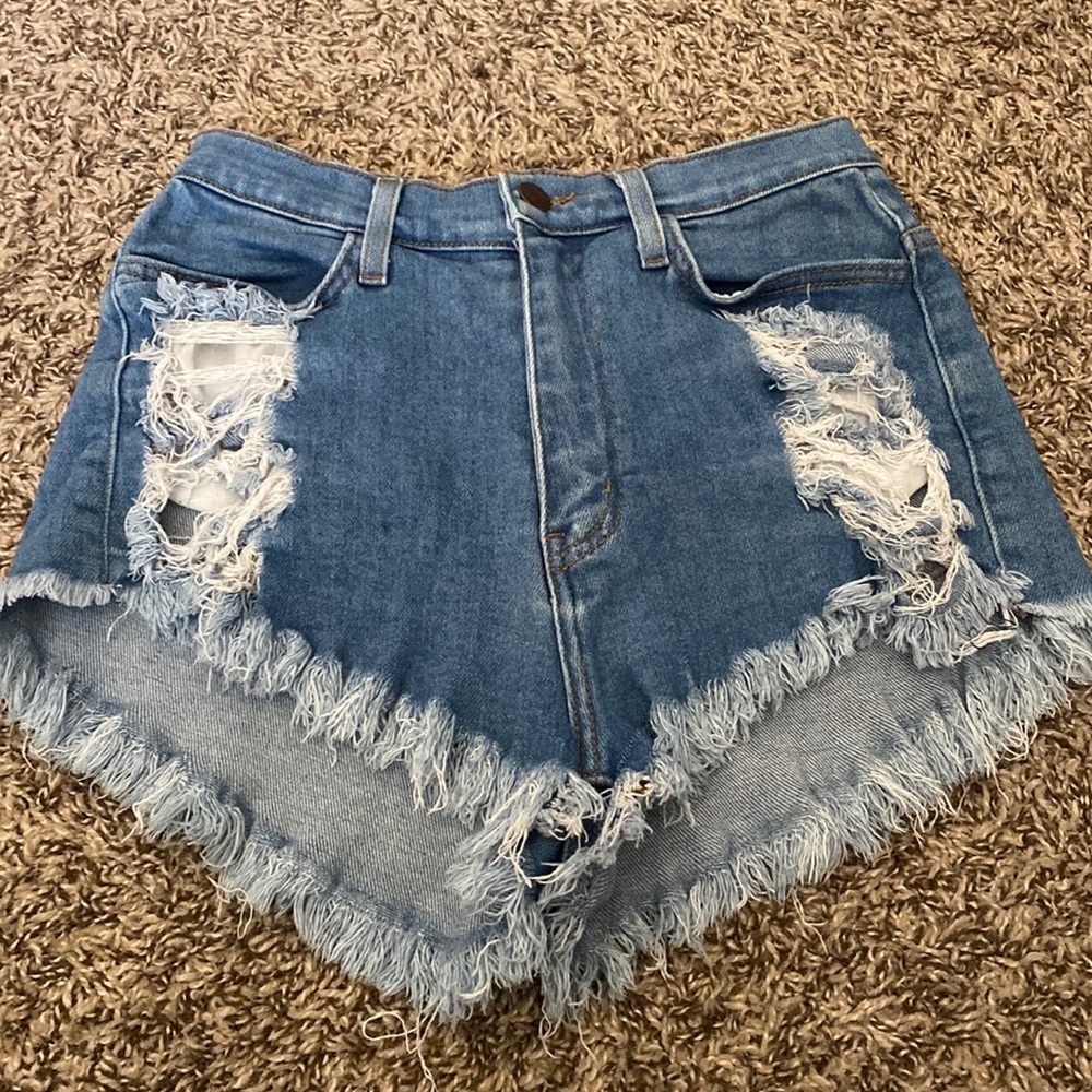 light wash denim shorts size medium! super stretchy. (used)